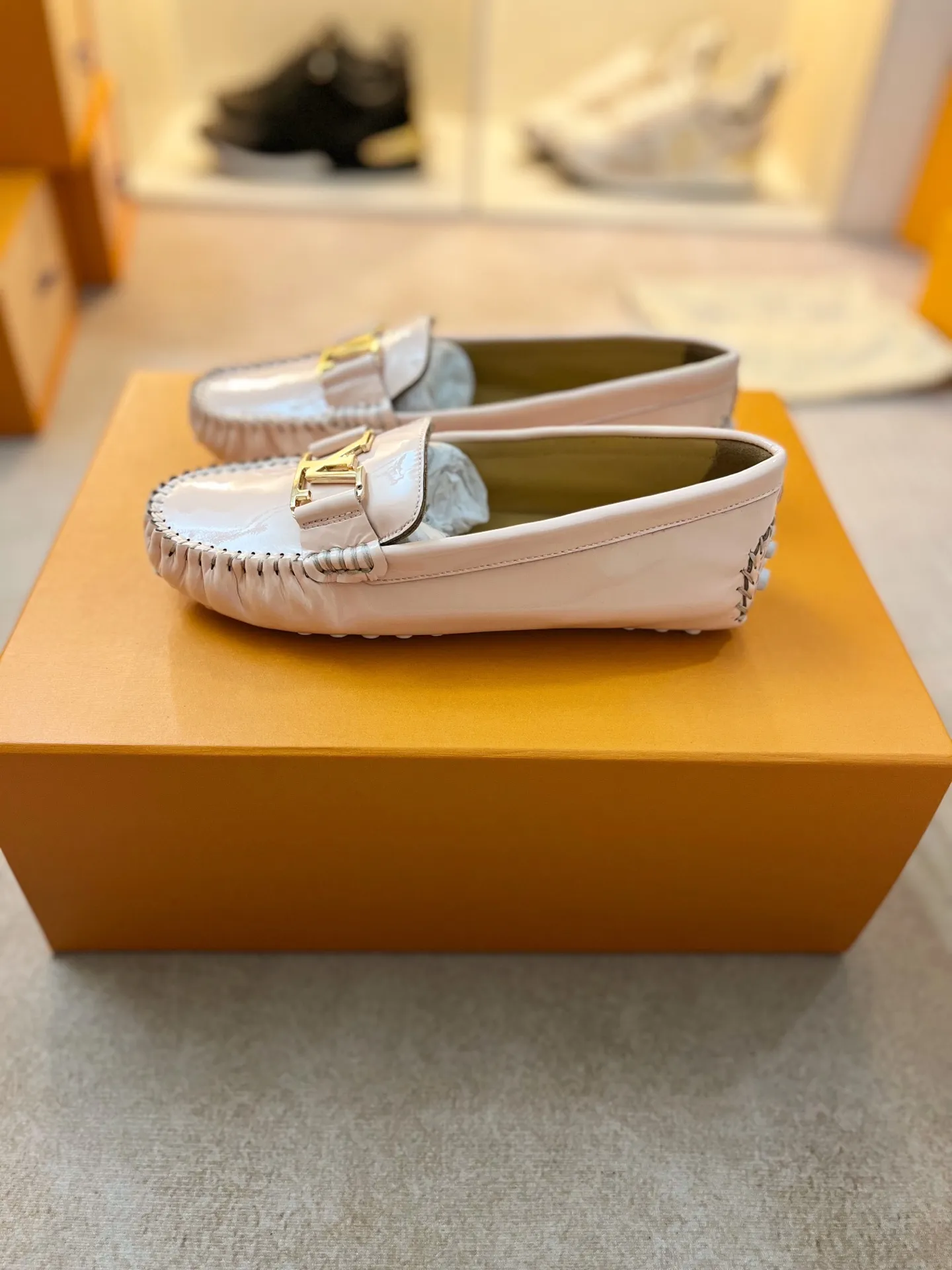 p460💰Couple model❤️🇫🇷 𝙇𝙤𝙪𝙞𝙨 𝙑𝙪𝙞𝙩𝙩𝙤𝙣 🇫🇷Louis Vuitton 2023 Classic𝓛𝓿 𝓣𝓻𝓪𝓲𝓷𝓮𝓻 Sports Series ➪➪➪¯ [Arizona Doudou Shoes Series] ▪️▪️▪️Arizona slip-on shoes are made of Monogram Eclipse canvas. Its hand-painted and dyed edges and hand-sewn uppers fully demonstrate Louis Vuitton's traditional shoemaking craftsmanship. This slip-on shoe is very lightweight. The integrated tongue and upper make it particularly comfortable and flexible. The soft outsole is equipped with rubber padding. Decorated with matching sash. Detailed features: ☑️Monogram Eclipse canvas ☑️Black Eclipse pattern ☑️Hand-painted shoe edges ☑️Hand-sewn uppers (each pair takes time to process) ☑️Integrated tongue and upper construction ☑️Outsole equipped with rubber lining ☑️size: 35_46